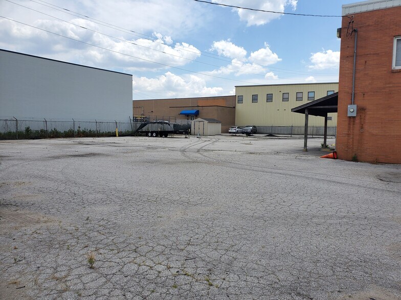 More Photos Of 8870 Frost Ave, Saint Louis Service For Lease