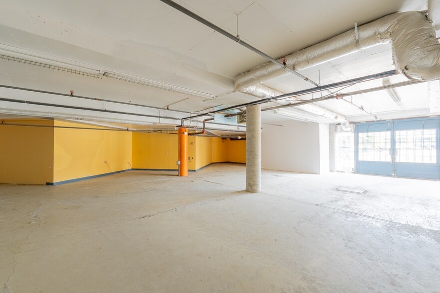 More Photos Of 8740-8754 Boul Pie IX, Montréal Warehouse For Lease