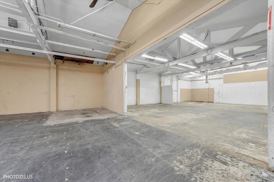 More Photos Of 122 W Northwest Hwy, Barrington Freestanding For Sale
