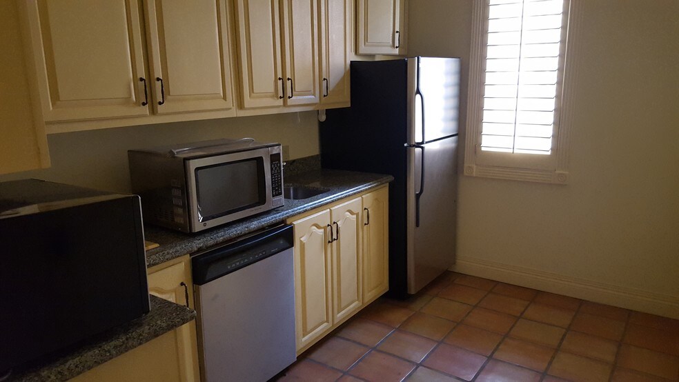 More Photos Of 154 N Festival Dr, El Paso Office For Sale