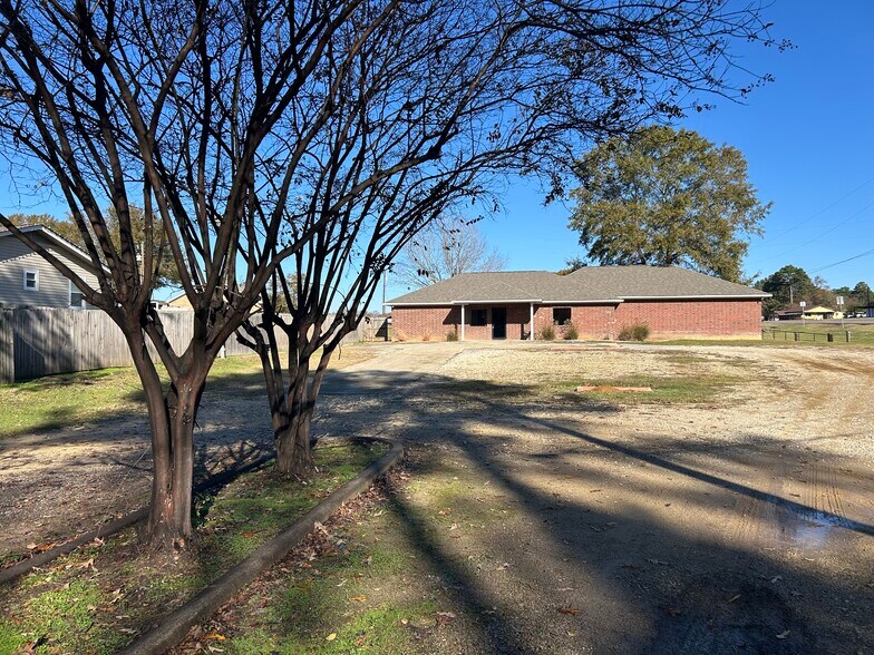 Primary Photo Of 140 AN County Road 140, Palestine Flex For Sale