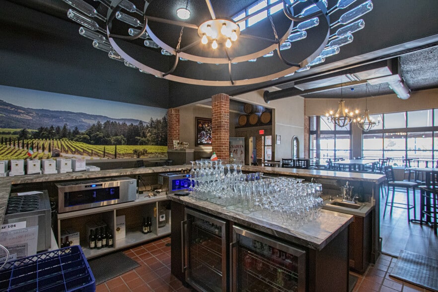 More Photos Of 104 Macomb Pl, Mount Clemens Restaurant For Sale