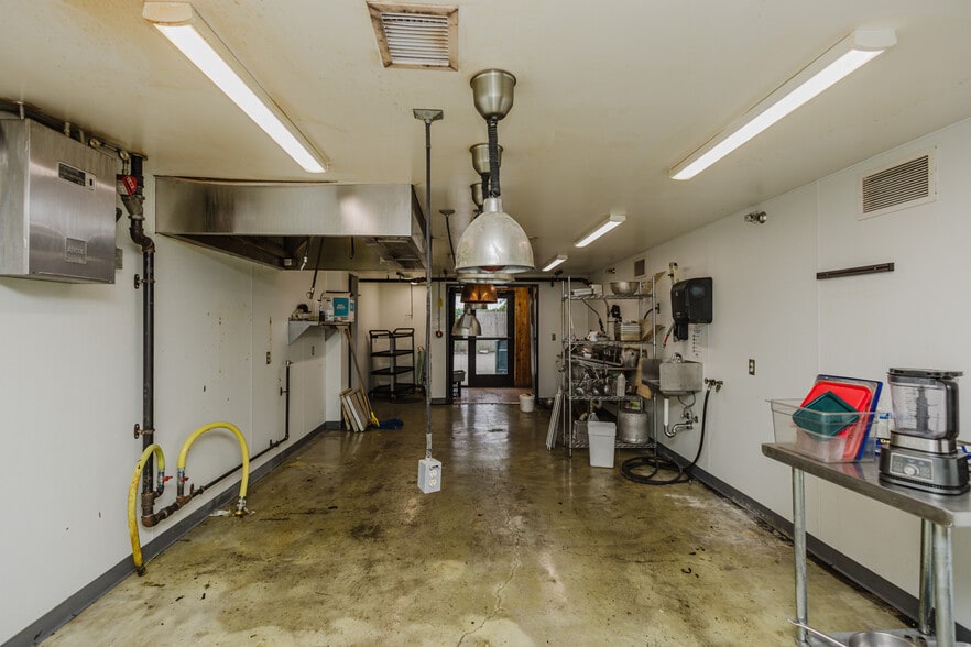 More Photos Of 830 N Kansas Ave, Topeka Bar For Sale