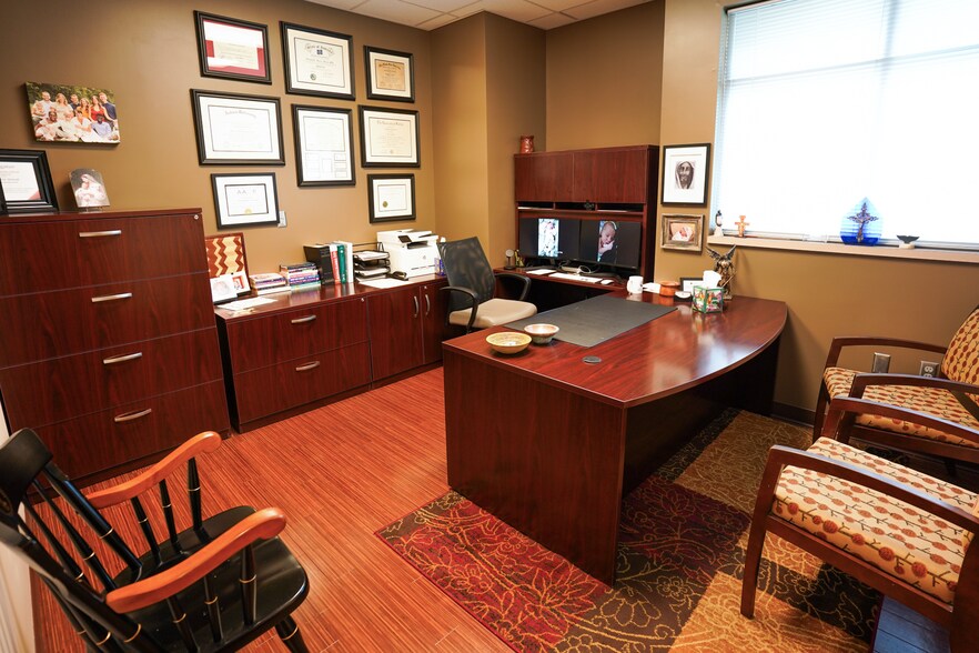 More Photos Of 10228 Dupont Circle Dr, Fort Wayne Medical For Lease