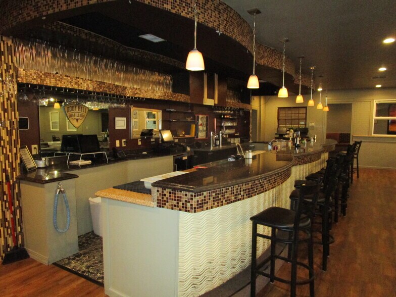More Photos Of 1301 E Fulton St, Garden City Bar For Sale