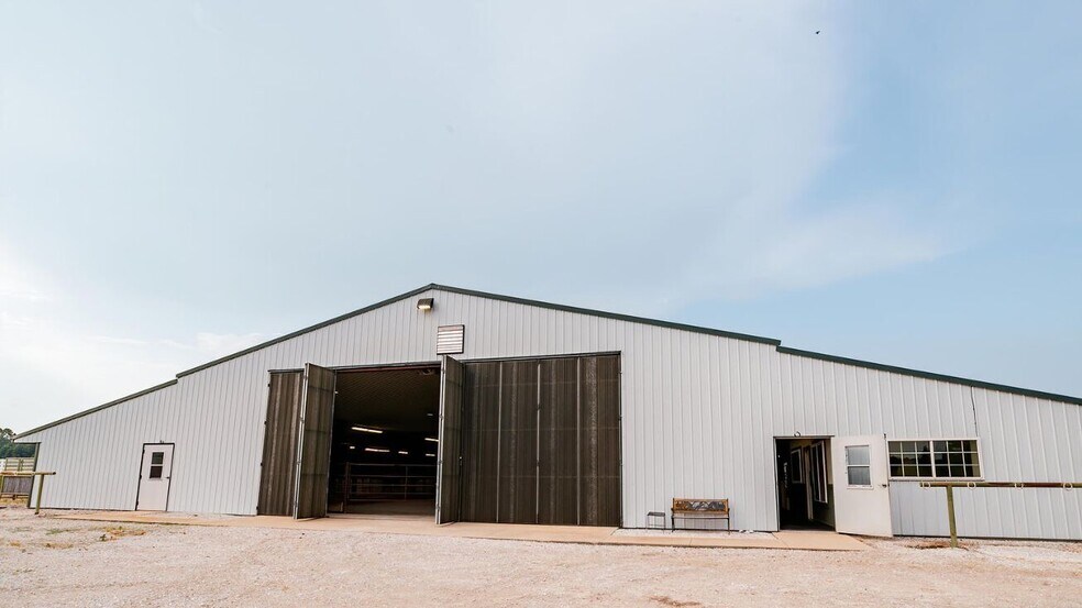 More Photos Of 352 MO-245, Dadeville Horse Stables For Sale
