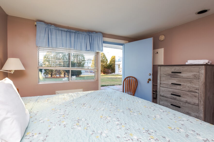 More Photos Of 198 Ashworth Ave, Hampton Hotel For Sale