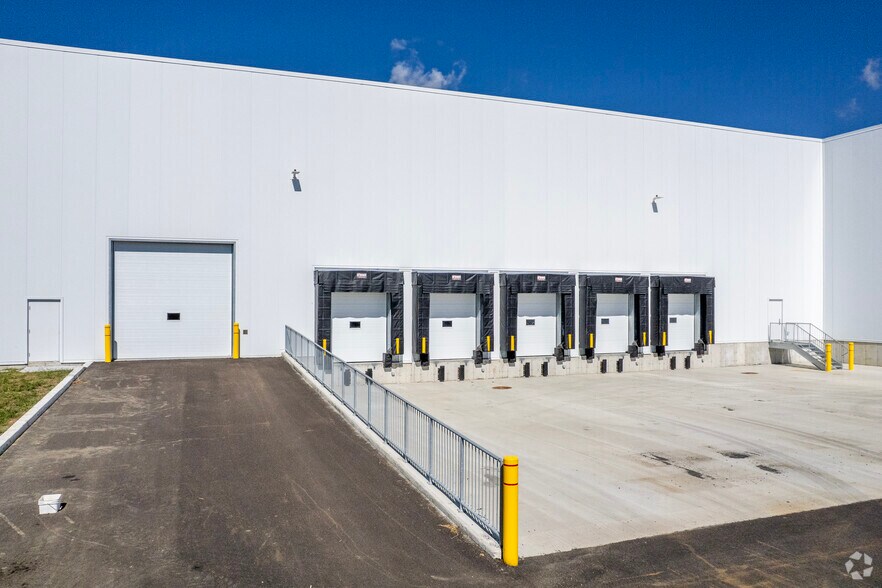 More Photos Of 30 Ecoparc Chateauguay, Châteauguay Warehouse For Lease