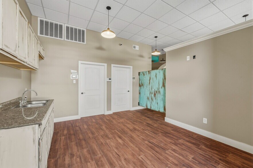 More Photos Of 318 N Chadbourne St, San Angelo Storefront For Sale