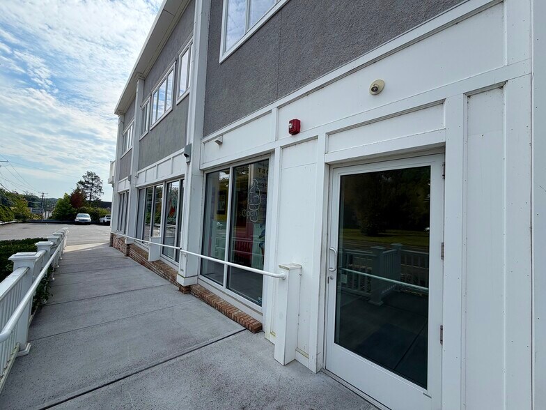 More Photos Of 522 E putnam Ave, Greenwich Freestanding For Lease