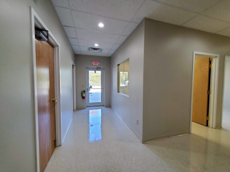 More Photos Of 238 Bay St, Queensbury Showroom For Lease