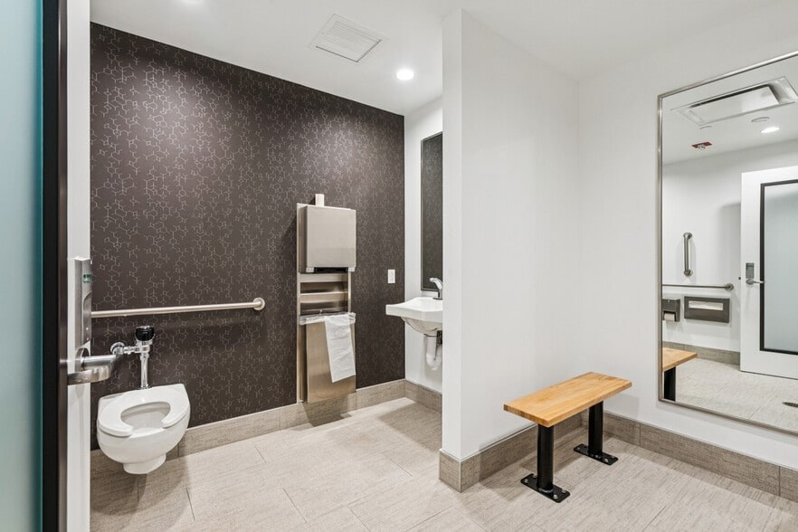 More Photos Of 201-219 N 15th St, Philadelphia Medical For Lease