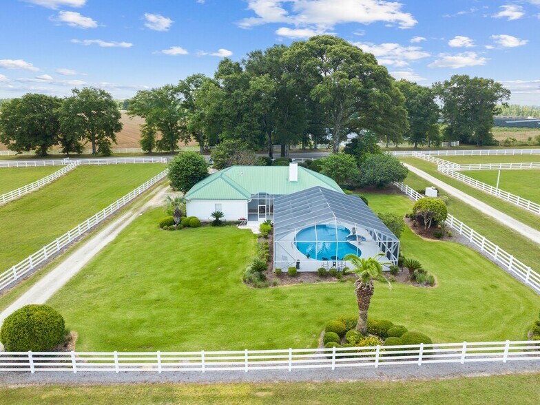 Primary Photo Of 5676 State Highway 2 W, Defuniak Springs Horse Stables For Sale