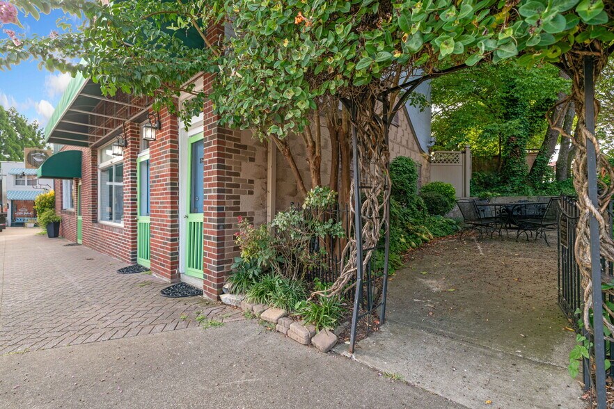 More Photos Of 108 N Main St, Ellijay Storefront Retail Residential For Sale