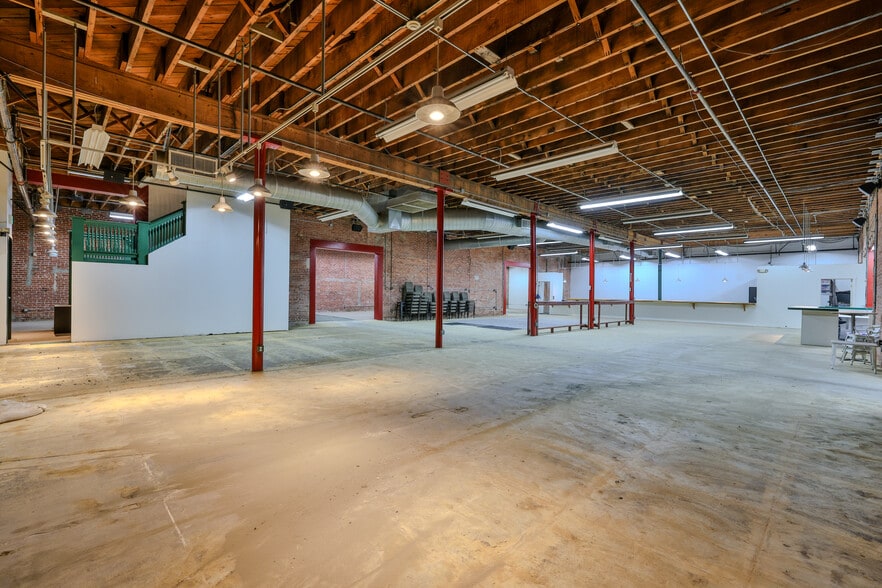 More Photos Of 400 E 4th St, Santa Ana General Retail For Lease