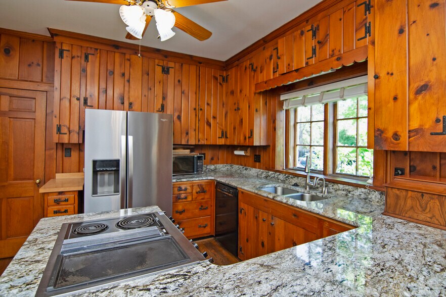 More Photos Of 8789 Seneca Trail South, Ronceverte Office For Sale