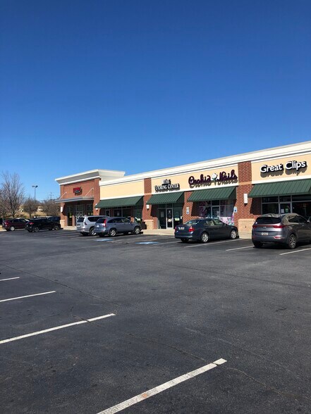 More Photos Of 926 NE Main St, Simpsonville Unknown For Lease