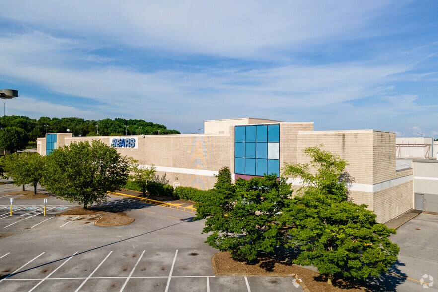 More Photos Of 1000 Rivergate Pkwy, Goodlettsville Department Store For Sale