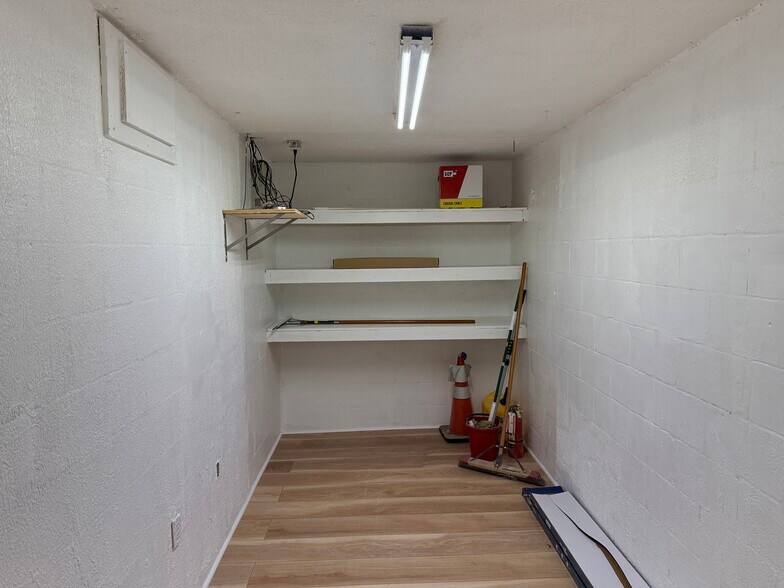 More Photos Of 142 S Moon Ave, Brandon General Retail For Sale
