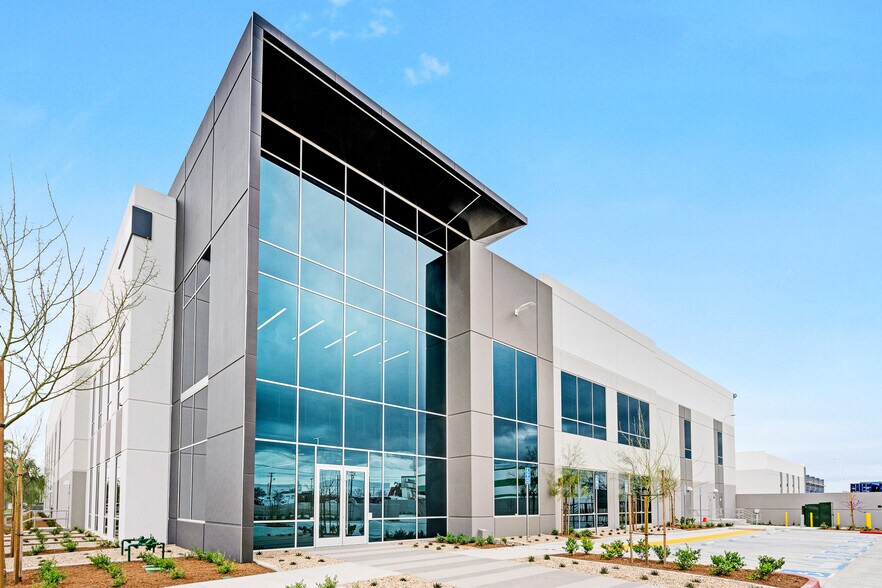 More Photos Of 3071 E Coronado St, Anaheim Warehouse For Lease