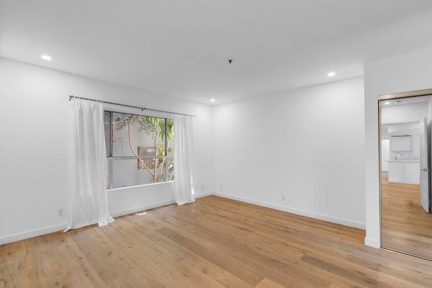 More Photos Of 939 Palm Ave, West Hollywood Apartments For Sale