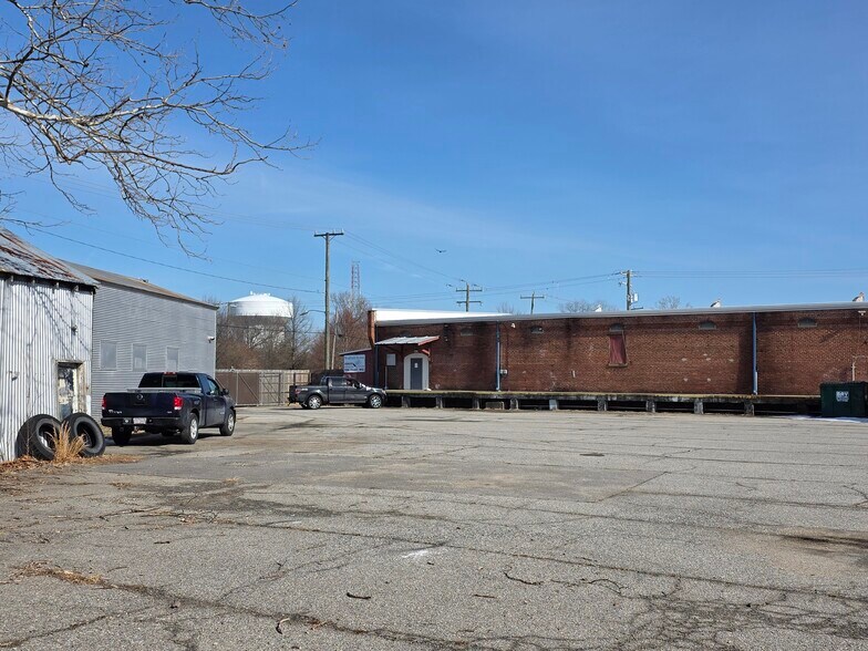 More Photos Of 827 Douglas Ave, Portsmouth Warehouse For Lease
