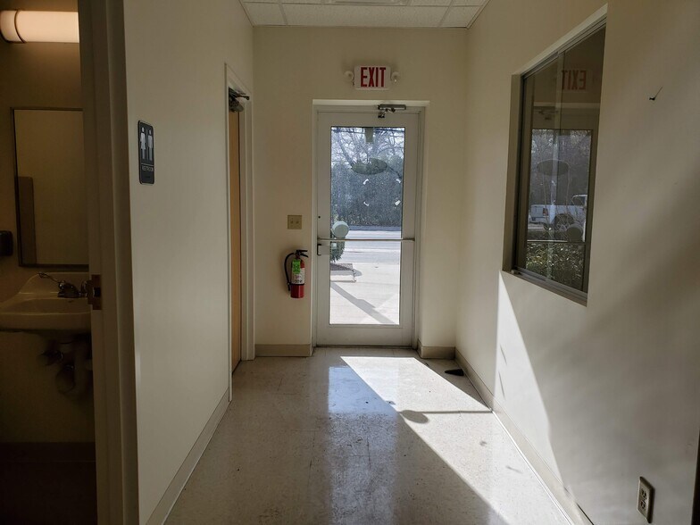 More Photos Of 238 Bay St, Queensbury Showroom For Lease