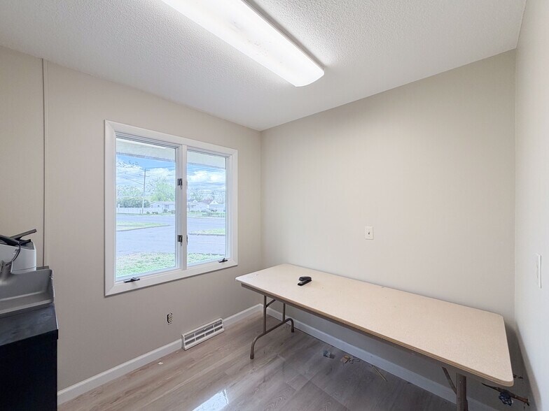 More Photos Of 258 Middle St, Bristol Medical For Sale