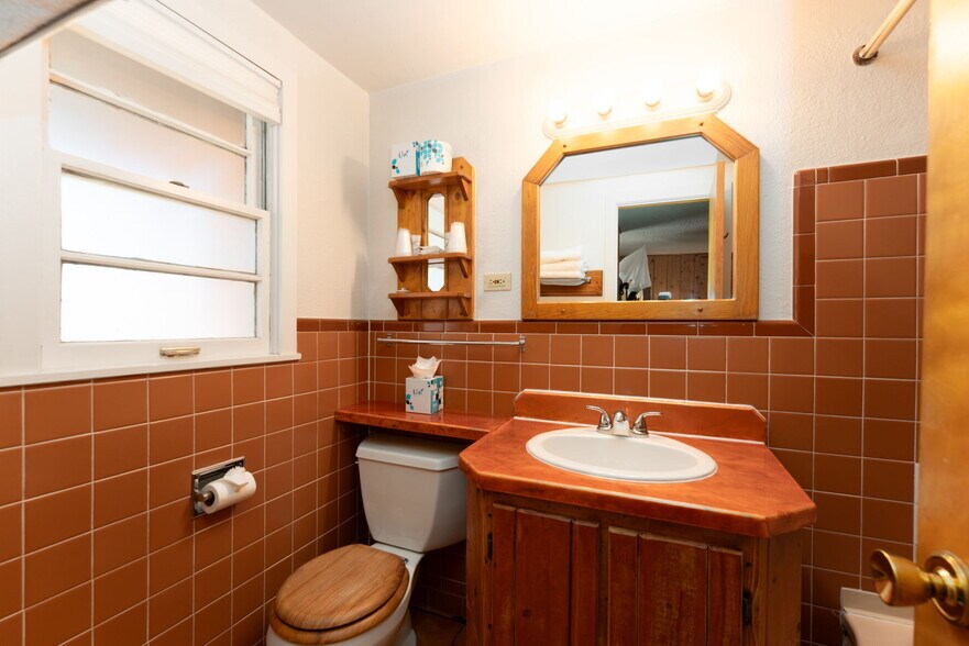 More Photos Of 1624 E Main St, Montrose Hotel For Sale