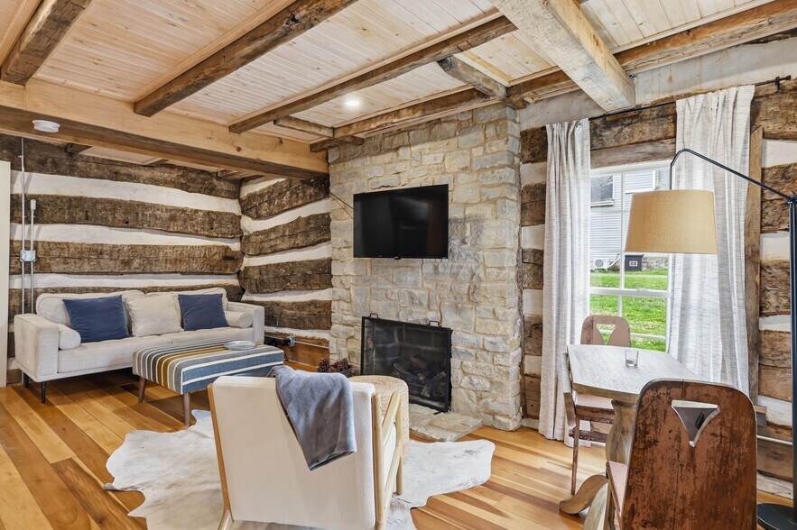 More Photos Of 202 E Walnut St, Danville Specialty For Sale