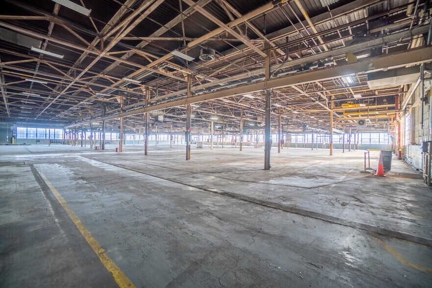 More Photos Of 1900 Pleasant St, Dekalb Manufacturing For Sale