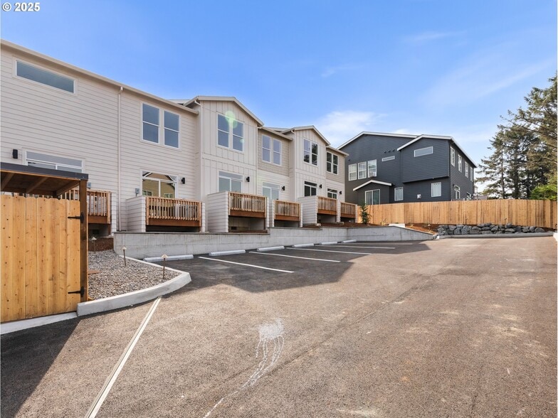 More Photos Of 305 Jetty ave, Lincoln City Multifamily For Sale