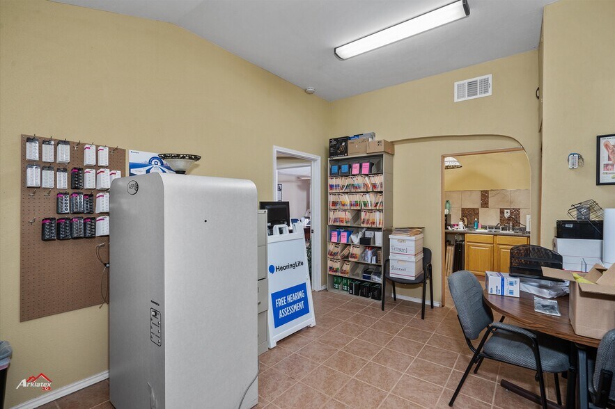 More Photos Of 2004-2006 Jacksonville Dr, Henderson Freestanding For Sale