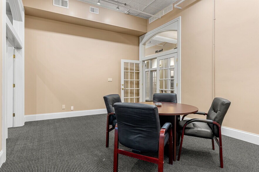 More Photos Of 222 Pearl St, New Albany Office Residential For Lease