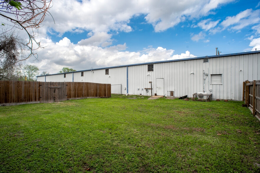 More Photos Of 910 Brenda St, Houston Warehouse For Sale