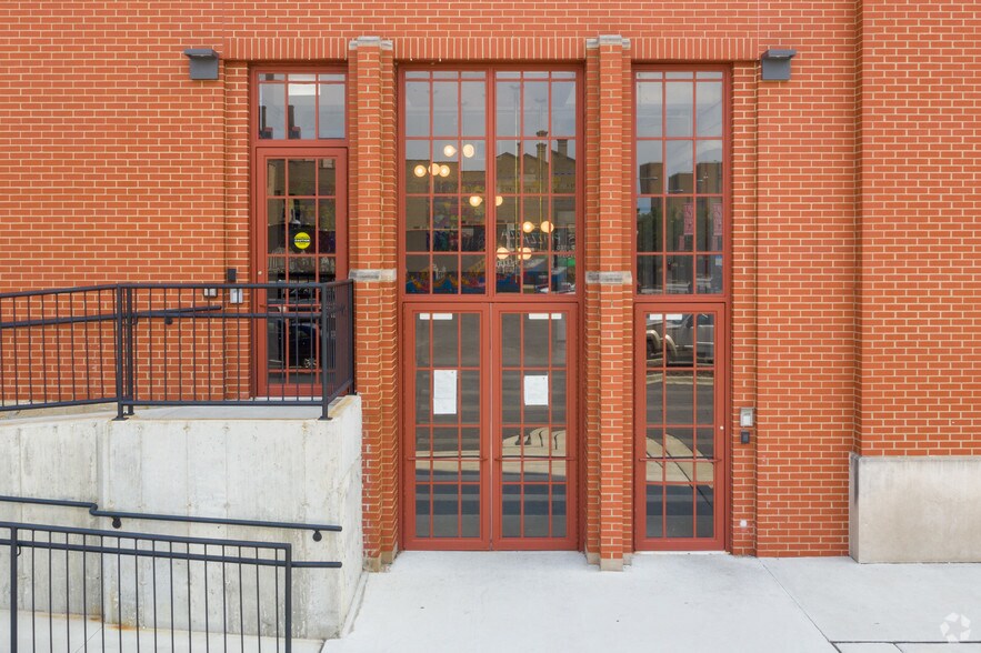 More Photos Of 1010 W 35th St, Chicago Flex For Lease