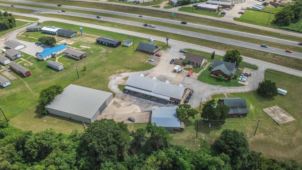 More Photos Of 1608 Highway 290 W, Brenham Showroom For Lease