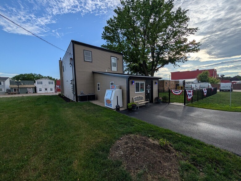 More Photos Of 518 W Main St, Kirkland Freestanding For Sale