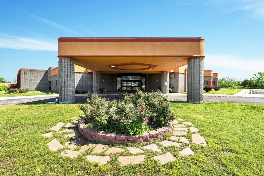 More Photos Of 3232 N Summit St, Arkansas City Hotel For Sale