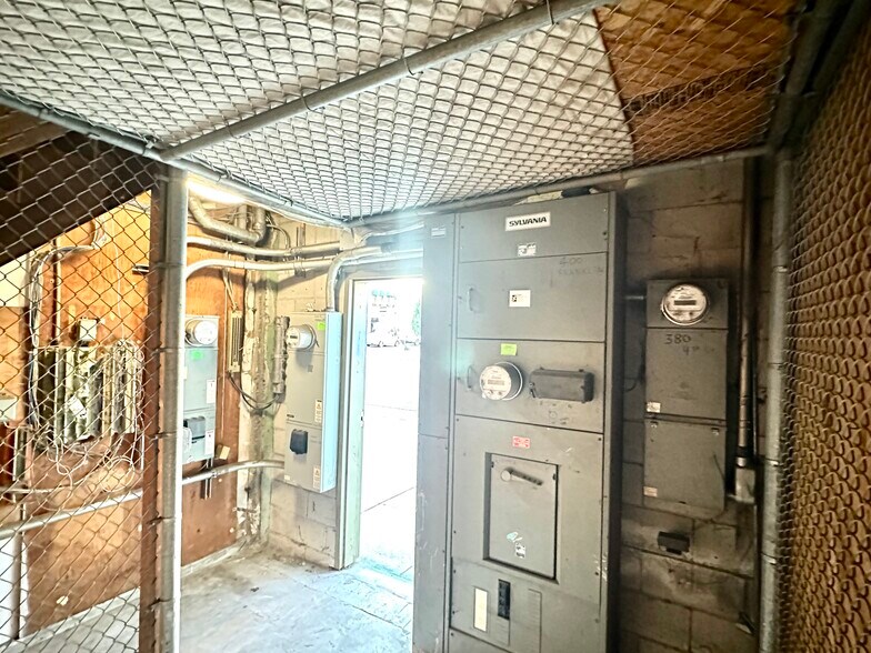 More Photos Of 400 Franklin St, Oakland Warehouse For Lease