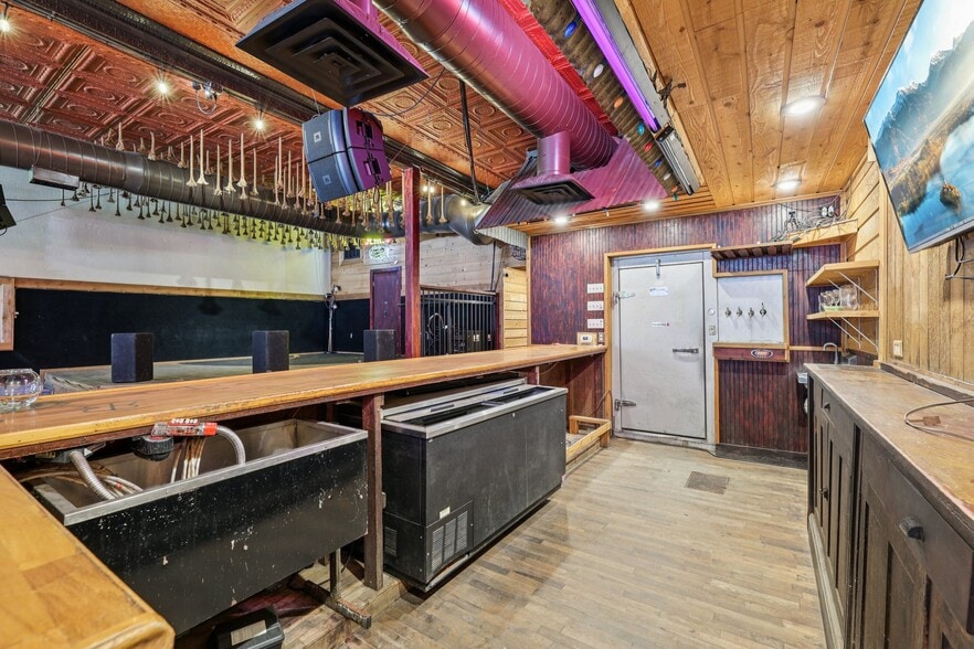 More Photos Of 113 N Main St, Moulton Bar For Sale