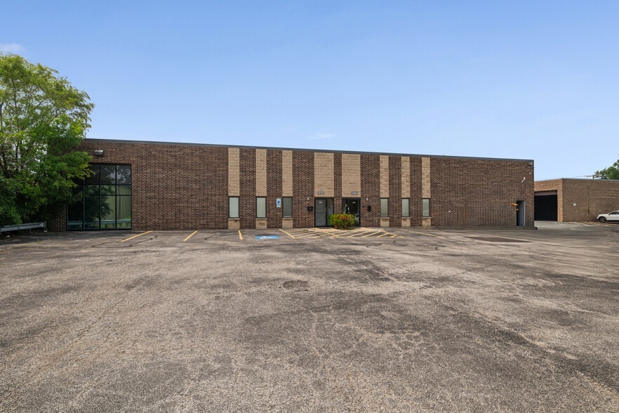 More Photos Of 3048-3090 North Lake Terrace, Glenview Flex For Sale