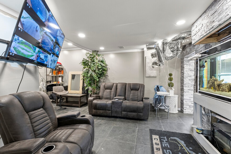 More Photos Of 8301 W Chicago, Detroit Flex For Sale