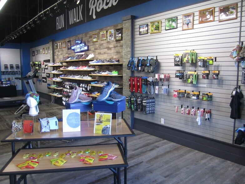 More Photos Of 1809-1859 Adams St, Mankato Storefront For Lease