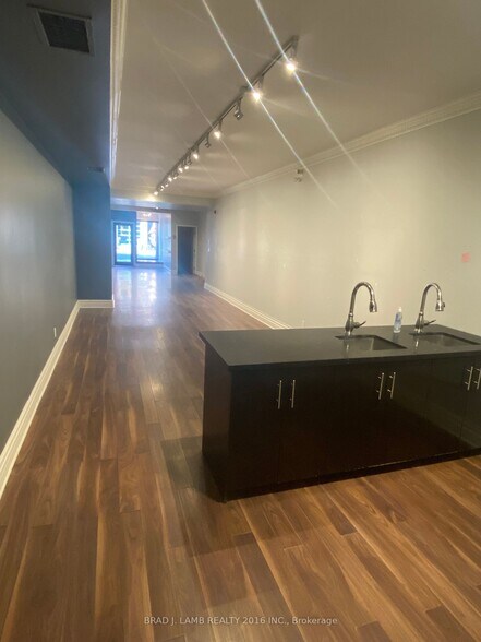 More Photos Of 803-805 Dundas St W, Toronto Storefront Retail Office For Lease