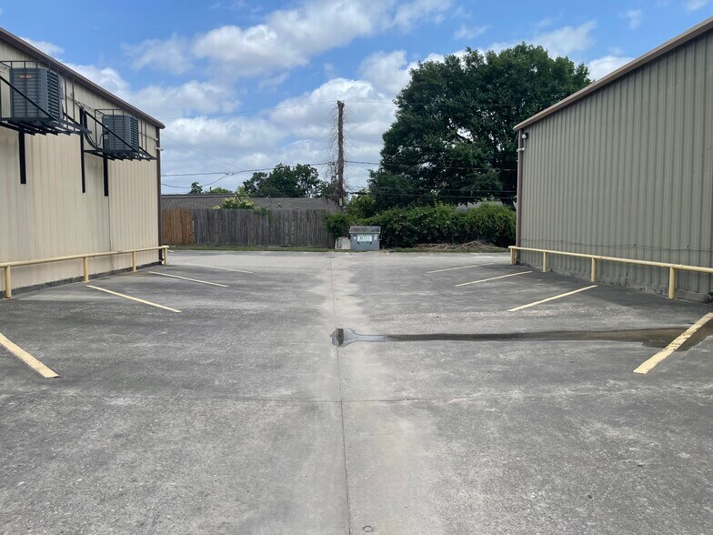 More Photos Of 461 W Gulf Bank Rd, Houston General Retail For Lease