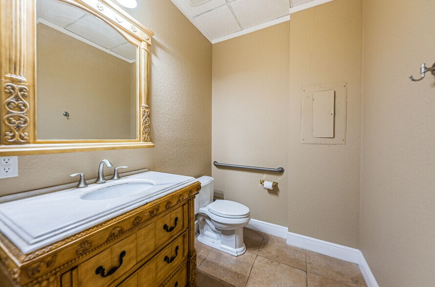 More Photos Of 3023 Eastland Blvd, Clearwater Office For Sale