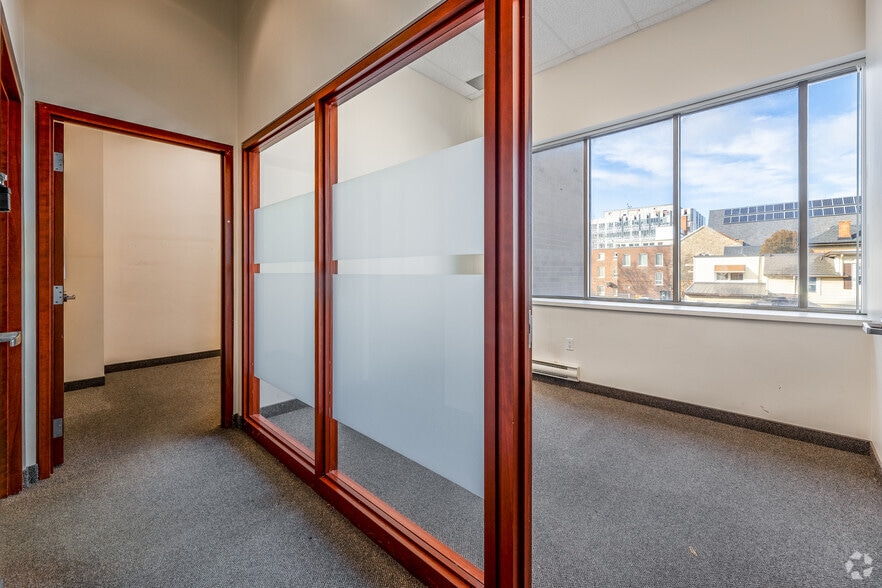 More Photos Of 31 King St, St Catharines Bank For Lease