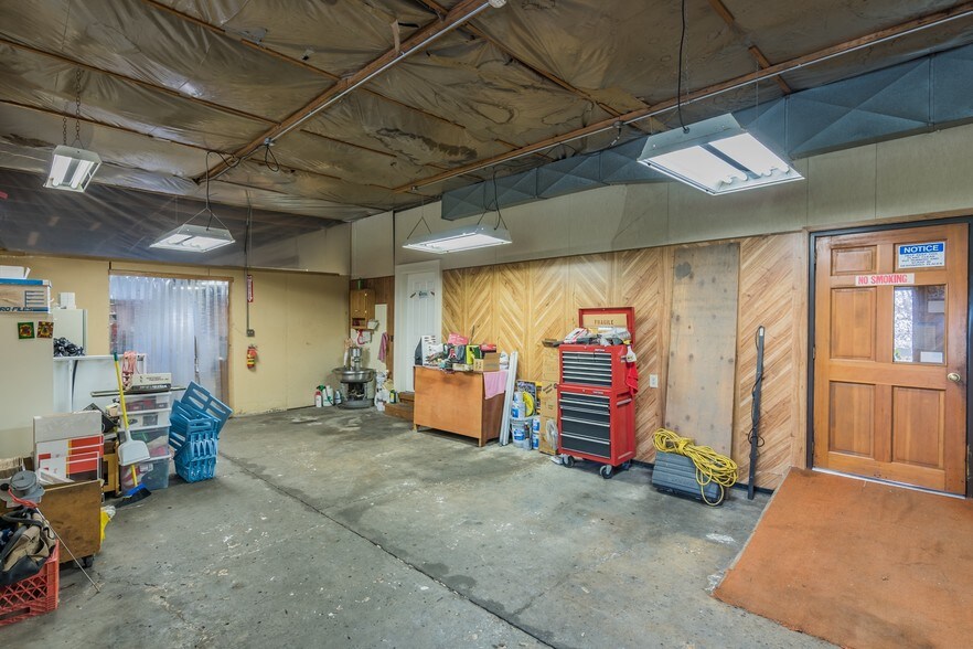 More Photos Of 941 SW Alder St, Dundee Warehouse For Sale