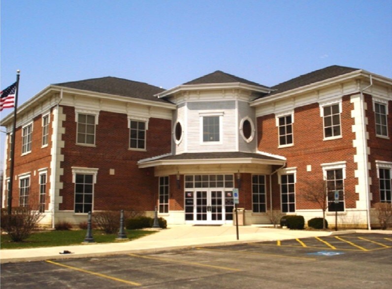 Primary Photo Of 480 Center St, Grayslake Bank For Lease